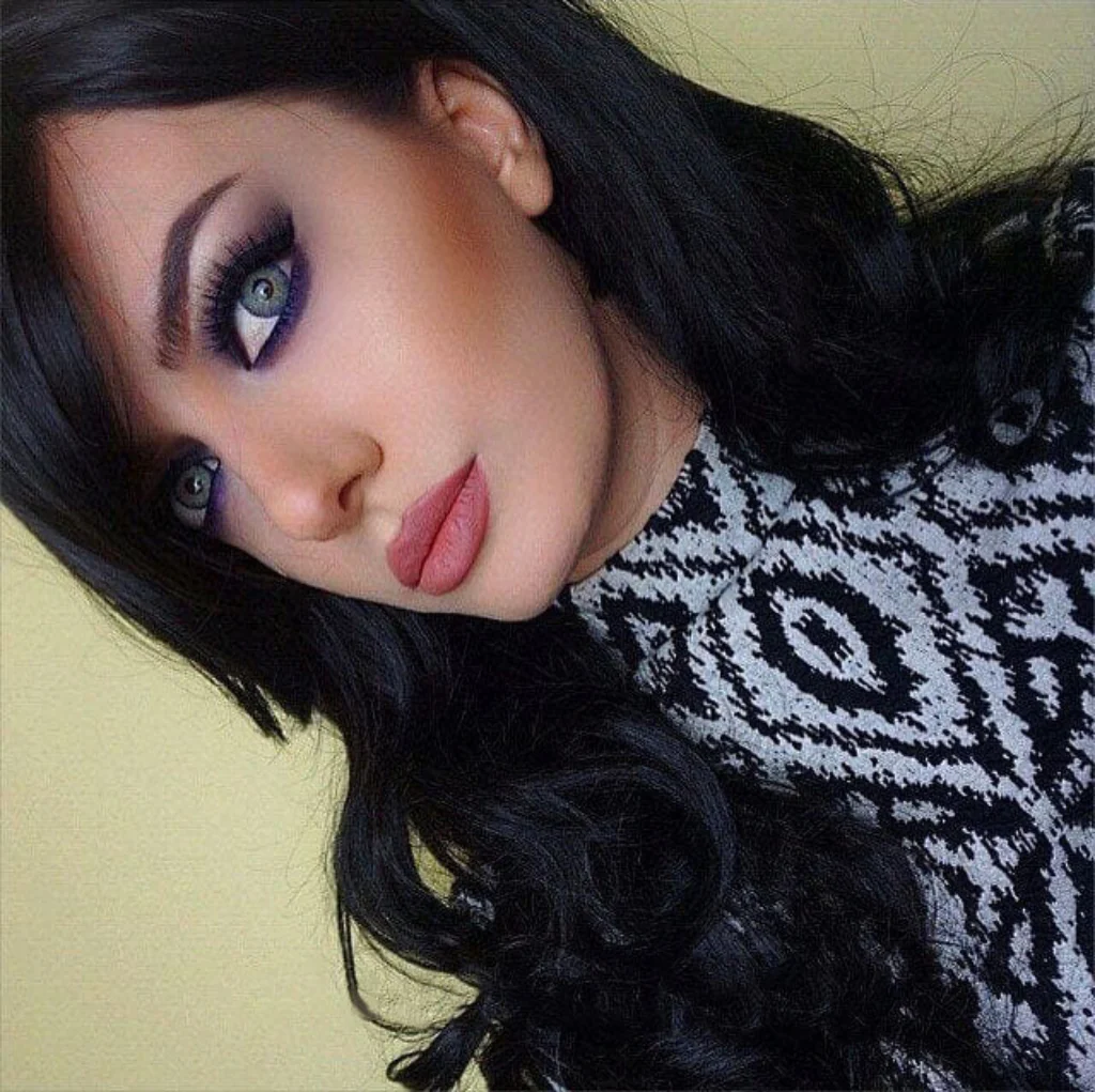 Long wavy black wig with side-sweeping Fringe: Charlotte - Image 11