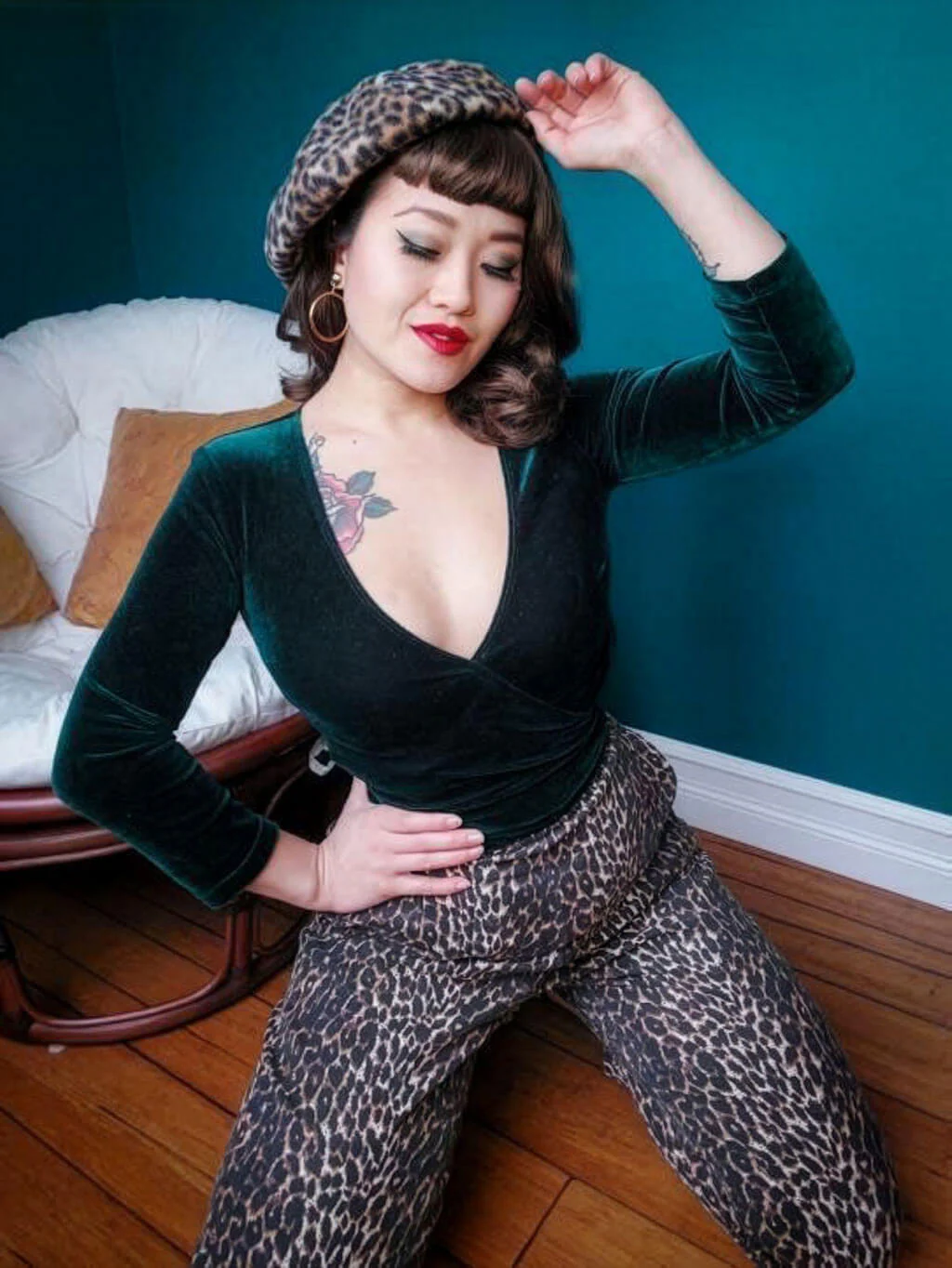 Brown pinup style wig, curled with short fringe: Carolina - Image 3