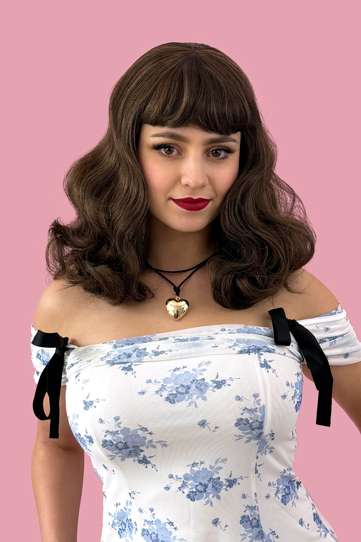 Brown pinup style wig, curled with short fringe: Carolina - Image 6