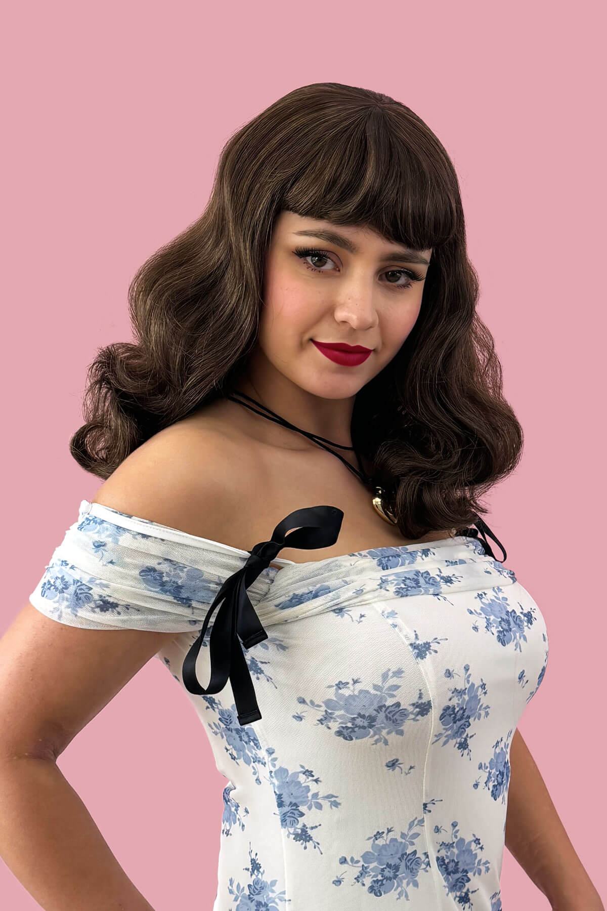 Brown pinup style wig, curled with short fringe: Carolina - Image 8