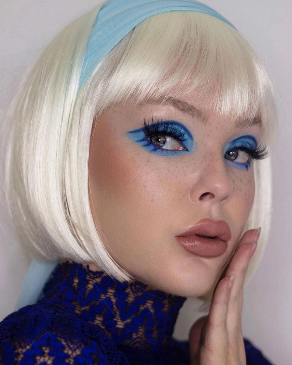 Platinum blonde short bob wig: Carol-Anne - Image 3
