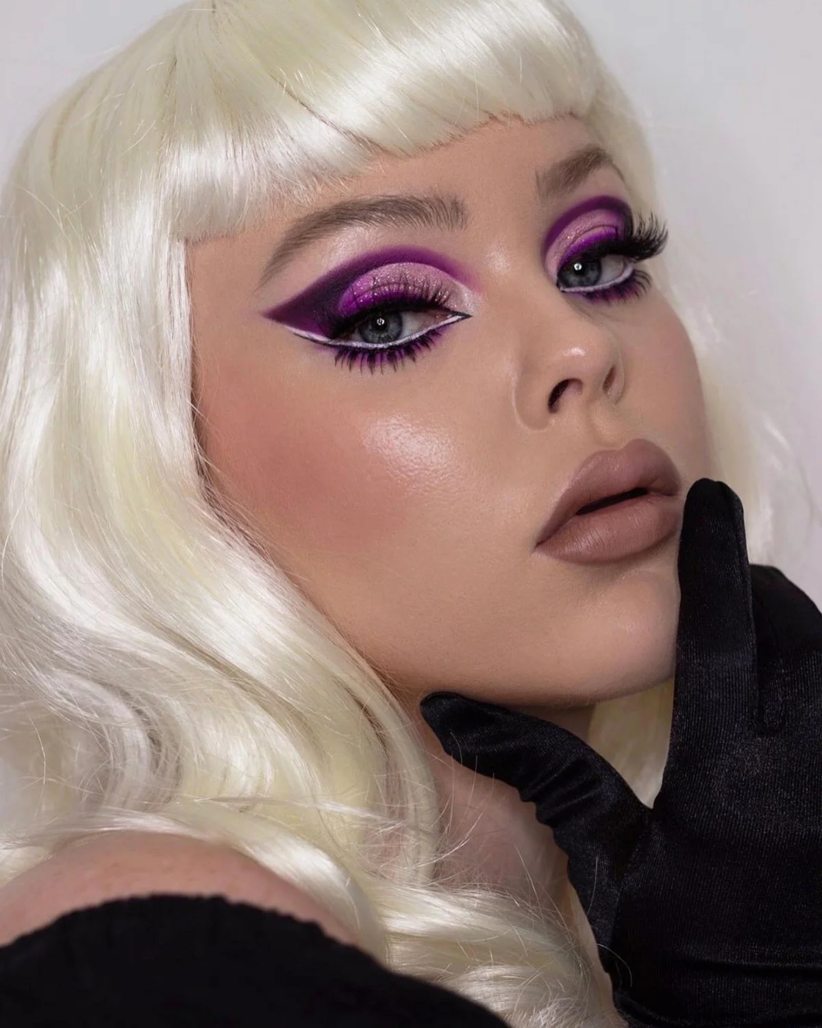 Platinum blonde pin-up style wig with short fringe and marcel waves: Eira - Image 9