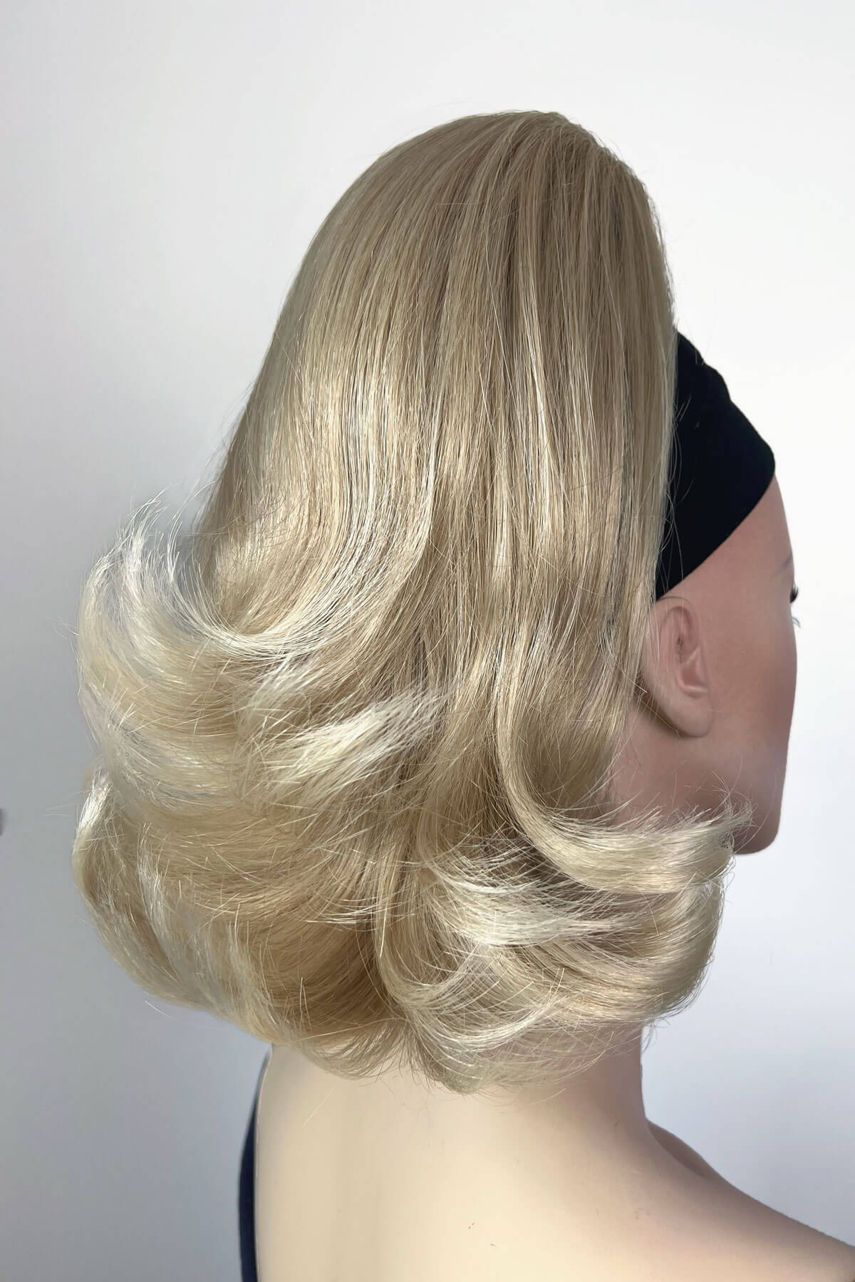 Ponytail hairpiece, shoulder length with flick/flip, retro 1960s style: Ariana - Image 10