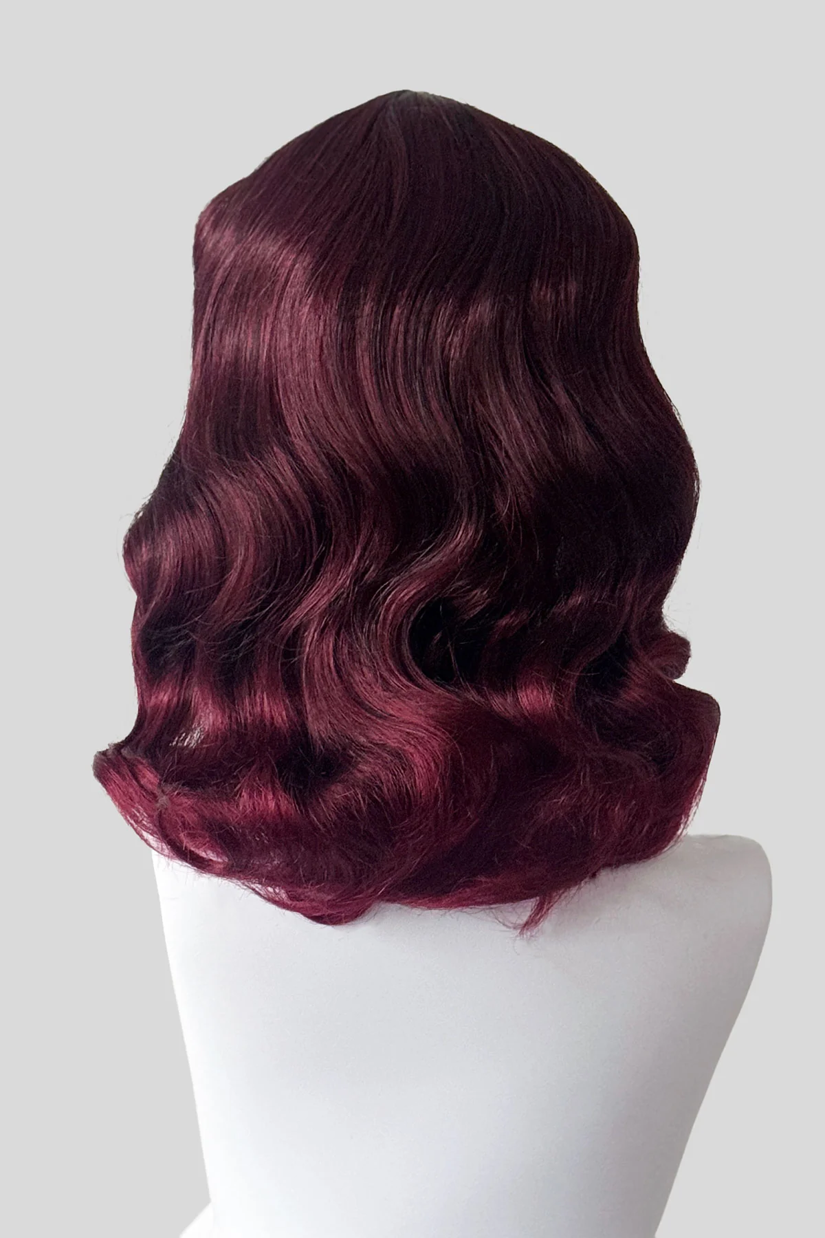 Black and red pin-up style wig, gently wavy with short fringe: Lillian - Image 4