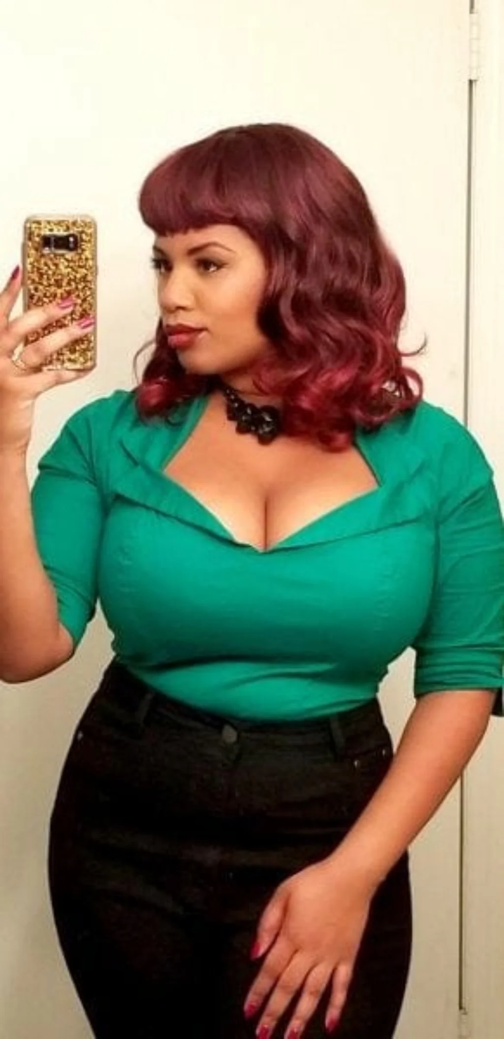 Black and red pin-up style wig, gently wavy with short fringe: Lillian - Image 7