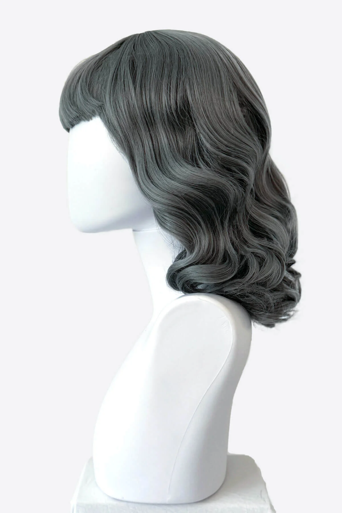 Silver-grey pin-up style wig with long waves and short fringe: Dotty - Image 3