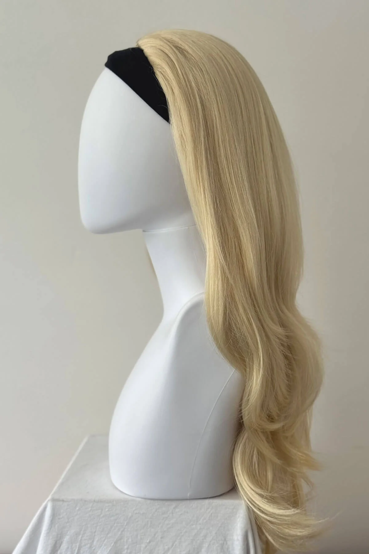 Straight blonde half wig hairpiece (3/4 wig), layered: Autumn - Image 22